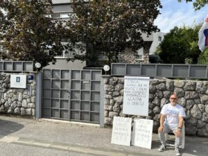 Domagoj Margetić štrajkuje glađu ispred Ambasade Srbije u Hrvatskoj