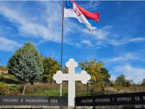 Srpska trobojka opet na spomeniku stradalim Srbima u Velikoj Hoči