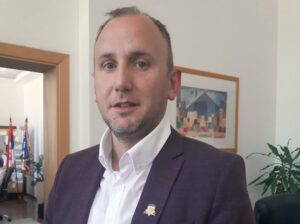 Kojić: Memorijalni centar Srebrenica lažima do ekskluziviteta na istinu