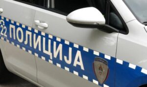 Pet lica povrijeđeno u sudaru automobila i kombija