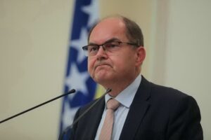 Od turiste do stranačkog zombija: Kristijan Šmit i njegova bizarna transformacija u člana stranke Jelene Trivić