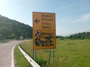 Ispisani ustaški simboli na tablama u srpskim povratničkim selima