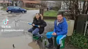 Pecanje u Česmi: Građani love ribu u Ulici Petra Velikog (VIDEO)