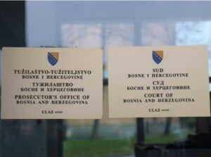 Dodik dočekan aplauzom u sudnici, predstavnici OEBS-a oduzet telefon