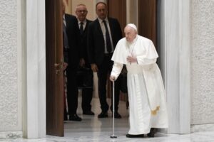 Papa: Osjećam se mnogo bolje, ali ne mogu da pričam dugo