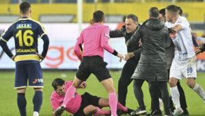 SKANDAL U TURSKOJ: Predsjednik kluba na terenu nokautirao sudiju, Erdogan suspendovao prvenstvo do daljnjeg VIDEO