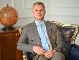 BAHAĆENJE NA RAČUN GRAĐANA: Stanivuković platio stolicu skoro 3.000 KM