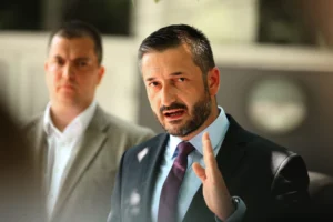 NINKOVIĆ LJUT KAO RIS: Stanivuković potrošio 3 i po miliona na 16 miljenika, zbog toga je radnicima Gradske uprave ugrožena decembarska plata