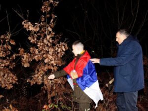 Dodik sa unukom usjekao badnjak (VIDEO)