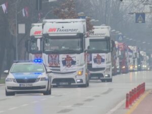 Kamioni okićeni zastavama i badnjacima na ulicama Banjaluke VIDEO