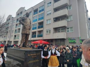 Otkriven spomenik doktoru Miodragu Laziću u Istočnoj Ilidži