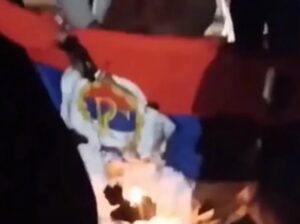 SRAMOTNO: Incidenti u Srpskoj promptno rasvijetljeni, policija u FBiH ignoriše paljenje i skidanje zastave, napad na povratnike…