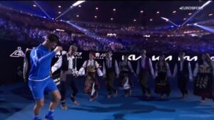 ĐOKOVIĆ PRIREDIO ŠOU PRED PUNOM ARENOM: Zaigrao kolo pred meč i oduševio publiku VIDEO