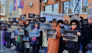 “Zamislite da je vaša kćerka”: Protest ispred suda u Bijeljini zbog odugovlačenja suđenja treneru pedofilu