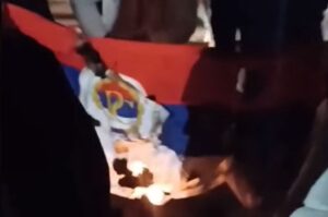 Mladić ispitan zbog paljenja zastave Srpske u Zenici, saslušani i organizatori skupa