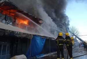 Lokalizovan požar u Kineskom tržnom centru na Novom Beogradu; Angažovana i dva helikoptera (FOTO/VIDEO)