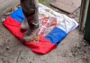 SKANDAL: Ukrajinski vojnici brišu noge o srpsku zastavu VIDEO
