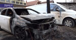 U Leposaviću zapaljen automobil načelnici opštinske uprave u srpskom sistemu (VIDEO)
