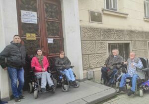 DRAMA ISPRED GU U BANJALUCI: Stanivuković ne želi da razgovara sa distrofičarima, obezbjeđenje ih nije pustilo unutra