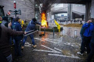 HAOS U SJEDIŠTU EU: Farmeri na traktorima blokiraju centralne ulice