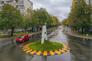 ŠTIPALJKA ZA VEŠ PLAĆENA NOVCEM GRAĐANA: 14.300,79 KM košta „ukras“ na kružnom toku u Banjaluci