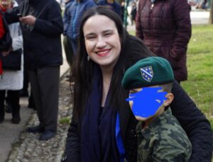 SKANDALOZAN POTEZ: Gradonačelnica Sarajeva se fotografisala sa dječakom u ratnoj uniformi tzv. Armije RBiH