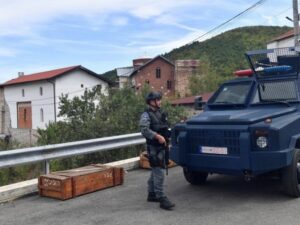 NOVA AKCIJA NA SJEVERU KiM: Uklanjaju ćirilične table i postavljaju nove – na albanskom i srpskom jeziku