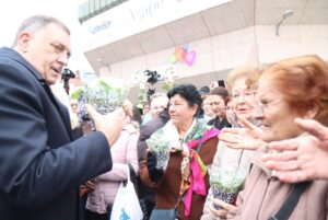 POVODOM 8. MARTA: Dodik, Cvijanovićeva i Đajić pripadnicama ljepšeg pola na Trgu Krajine poklonili cvijeće