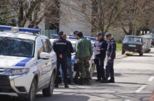 NASTAVAK POTRAGE ZA MALOM DANKOM: Policija pretresa kuće i legitimiše mještane sela