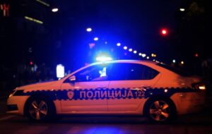 Dobojlija zbog djevojke sugrađanina pretukao džogerom pa mu zapalio auto
