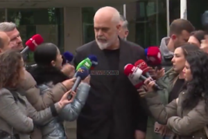SKANDAL: Albanski premijer Edi Rama odgurno novinarku, nije mu se svidjelo pitanje VIDEO