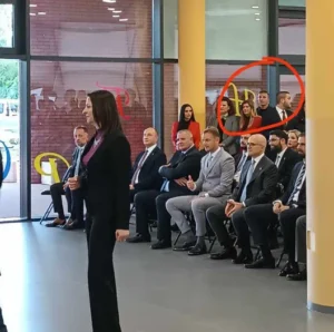 SRAMNO: Stanivuković isključio direktoricu škole iz protokola, stajala dok su zvaničnici sjedili