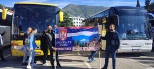 Trebinjci organizovano krenuli na miting podrške “Srpska te zove”