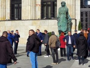Dodik sa građanima ispred Palate Republike uoči mitinga “Srpska te zove”