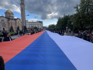Na mitingu “Srpska te zove” razvijena zastava duga 500 metara (FOTO)