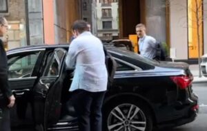 „Novinar“ Ivica Puljić pokazao srednji prst Vuku Jeremiću u Njujorku?!