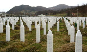 BIVŠI VISOKI PREDSTAVNIK UN PRIZNAO: Veliki broj sahranjenih u Srebrenici donesen iz drugih mjesta