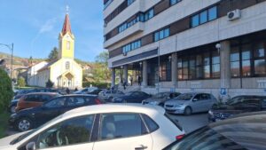Razbijena stakla na ulaznim vratima Slobomir P Univerziteta u Doboju