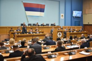 Pogledajte predložene zaključke o stradanju svih naroda u Srebrenici koje predlaže NS RS