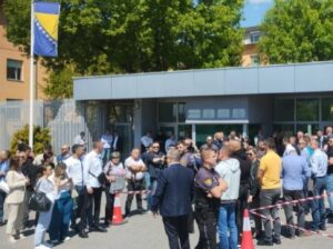 Veliki broj građana ispred Suda BiH, iskazuju podršku Dodiku i Lukiću