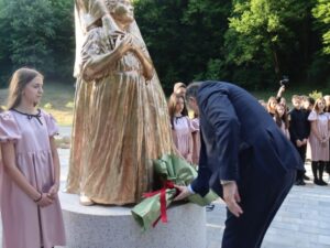 Dodik otvorio spomenik u čast majke u manastiru Osovica: Žena je stub života (FOTO)