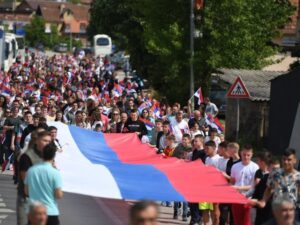 Srbi sa ikonama Svetog Vasilija i srpskim trobojkama prošetali kroz Leposavić