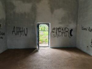 Poruke “Alahu ekber” na Crkvi Svete Trojice u selu Naklo kod Peći