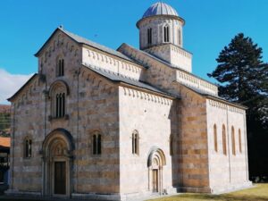 Politika: Kurti nudi Vatikanu srpske hramove na KiM