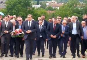 Zvaničnici Srpske položili vijence na centralni spomen-krst na bratunačkom groblju (FOTO)