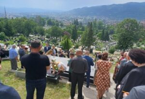 Banjaluka: Parastos i polaganje cvijeća na spomenik 12 beba na Novom groblju