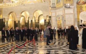 Dodik i Vučić na molitvi u Hramu Svetog Save pred odlazak predsjednika Srbije u Njujork (FOTO)