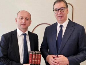 Knežević poklonio Vučiću sabrana djela Njegoša: “Nije za kućnu biblioteku, već za UN”