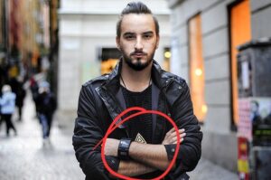 TAJNI ZNAK PREPOZNAVANJA Zašto izvršni direktor LGBT Foruma nosi simbol pedofilije?