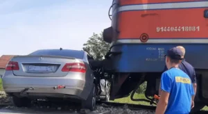 Automobil podletio pod lokomotivu